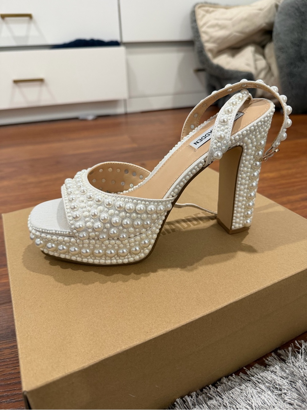Steve Madden White Pearl Embellished Platform Sandal - NEVER WORN